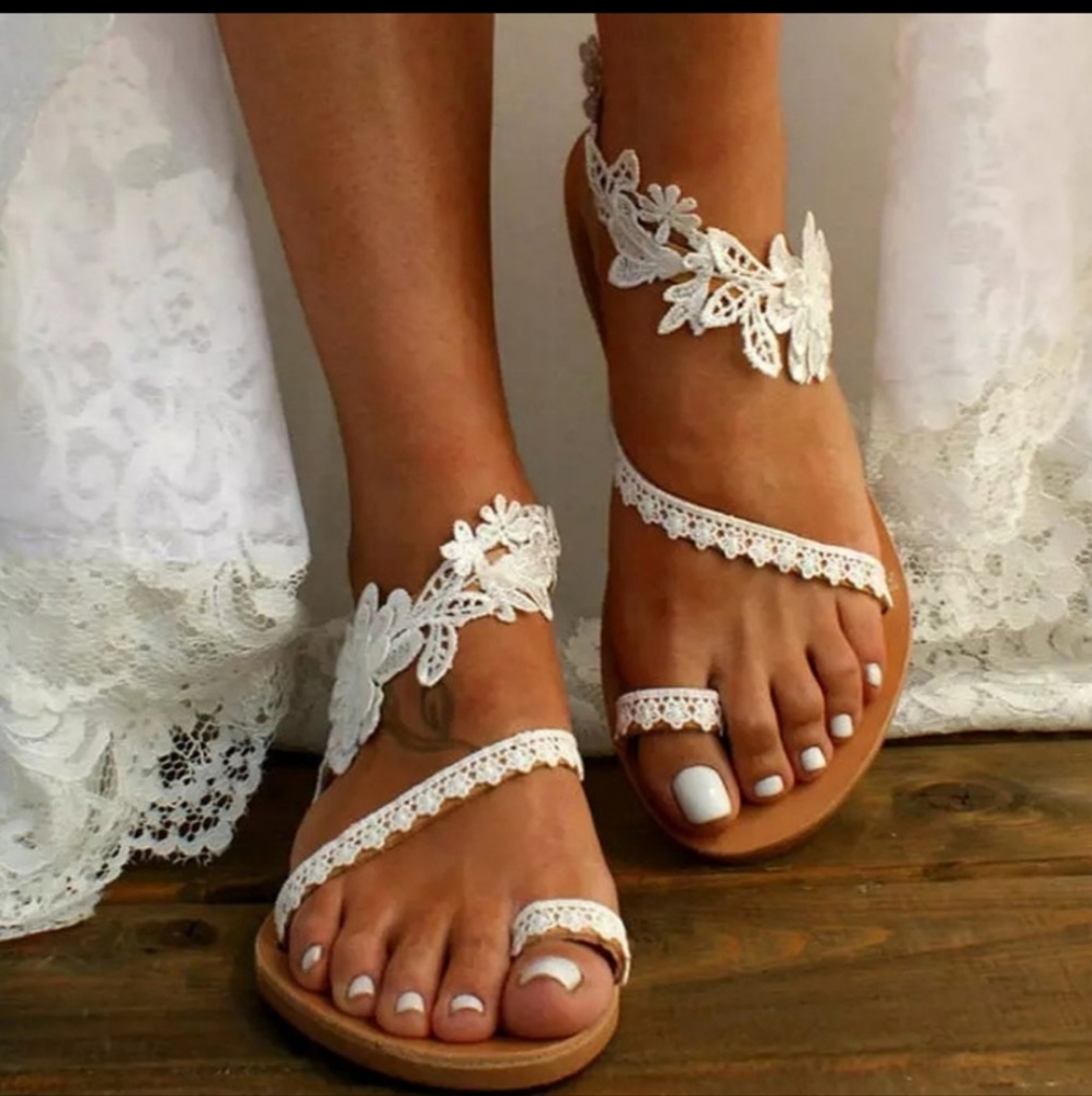 NWT White Lace Toe Ring Sandals